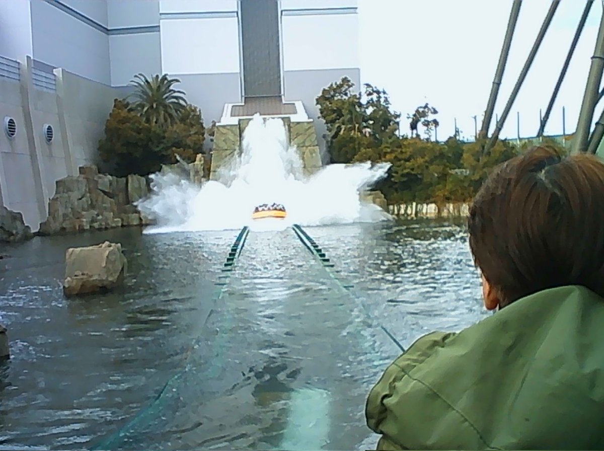 Kayori_1963's tweet image. #PIENIFLEX とユニバ散歩52
豪快な水しぶきをあげるジュラシックパークザライド。びしょ濡れなのに最高の笑顔が見られるこの場所が大好きです。
#USJファン #ユニバ