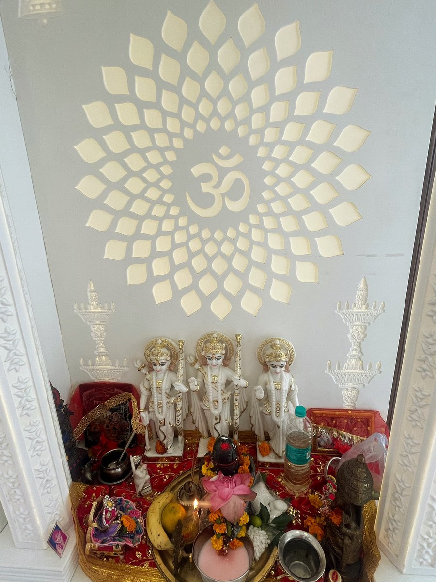 पाणिग्रहण जब कीन्ह महेशा।
हिय हरषे तब सकल सुरेसा।।
बेदमन्त्र मुनिबर उच्चरहीं।
जय जय जय शंकर सुर करहीं।।
देवाधिदेव महादेव शिव जी माता पार्वती जी के विवाह के उपलक्ष्य में मनाए जाने वाले पावन पर्व #महाशिवरात्रि की आप सभी को हार्दिक बधाई व शुभकामनाएं।नमः पार्वती पतये हर हर महादेव 🔱