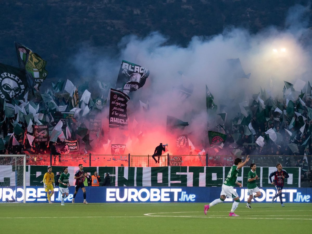 CalcioCurva's tweet photo. Serie C - Groupe C

Casertana - Avellino le 22/02/2025

Le Settore Ospiti complet (800) et coloré 🟢⚪️

Les Lupi sont actuellement 2 ème et sont en course pour la Promotion en Serie B. https://t.co/k514ujW1YG
