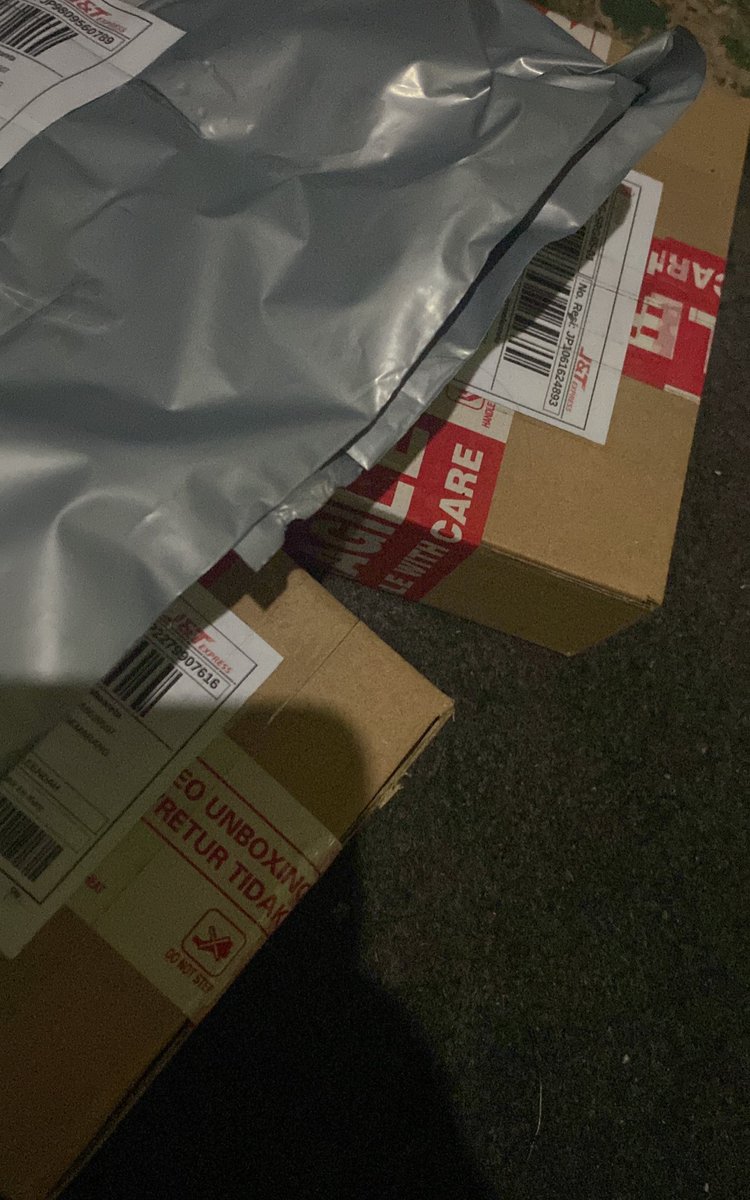 Vyflows's tweet image. Mohon ditunggu yaa yang CO GA aku plg kantor malem trs jadi ga sempet packing huhuu aku packing satu” yaa mohon di tunggu🫶🏻