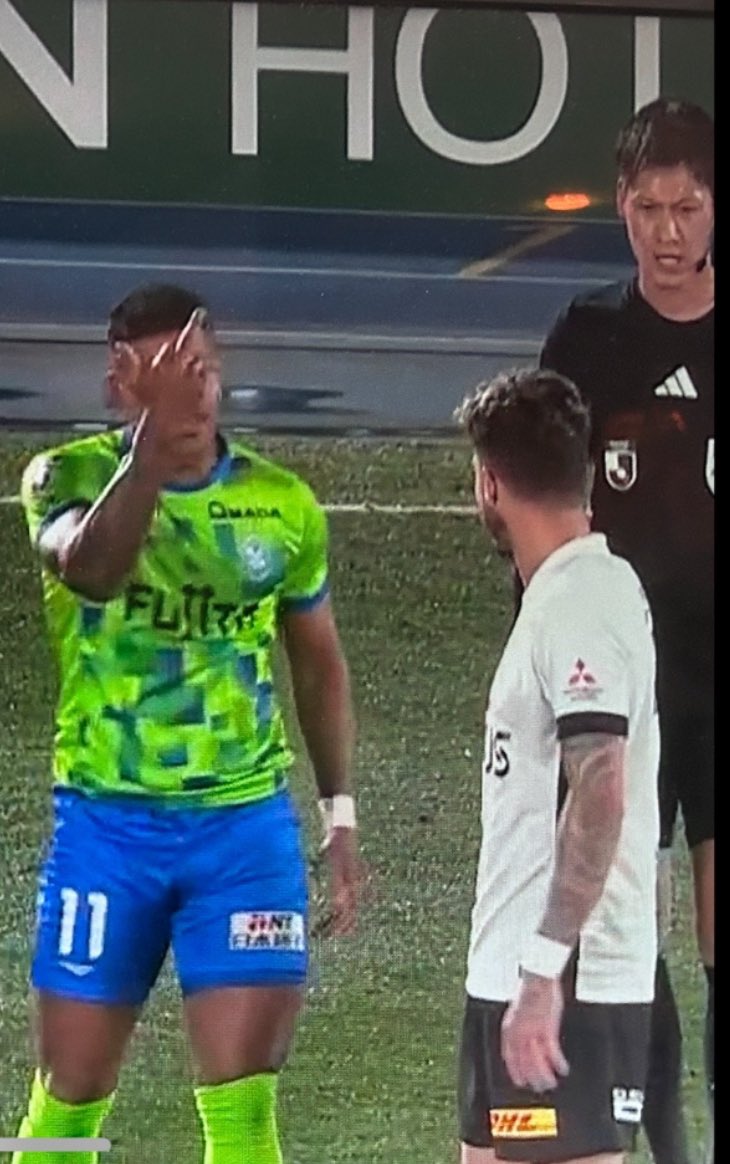 おい、アホ審判。大橋侑祐。
お前の目の前で中指だぞ。

昨年のガンバvsサンガや、
大分vs秋田でもでかい誤審したらしいな。

【大橋侑祐　誤審】でいくらでも出てくるぞ。
二度と浦和の試合に来るな。