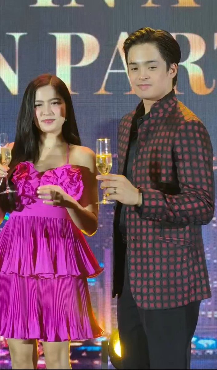 Meeshell10's tweet photo. HAPPY BDAY LATINA ALEXA

Cheers to twenty-five 🥂

#AlexaIlacad #KdLexa https://t.co/vT6cTqFGJB