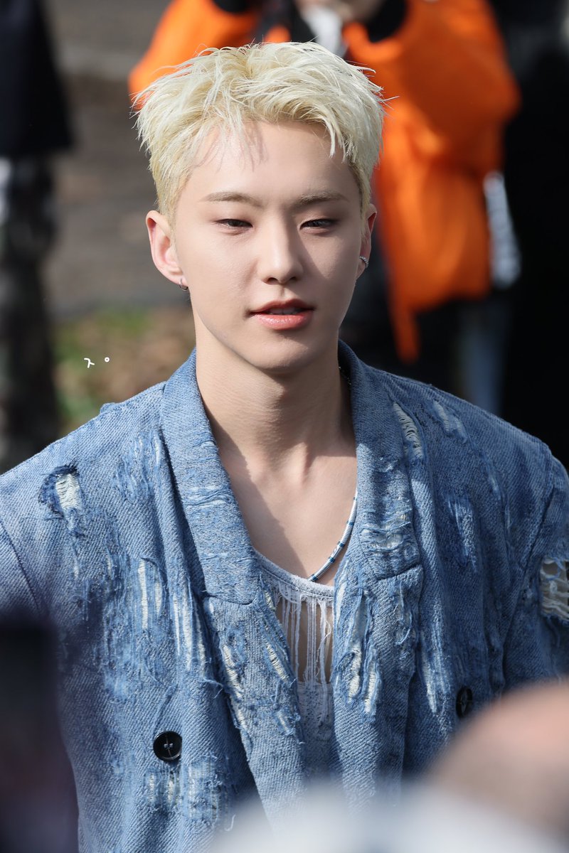 hoshyeomm's tweet photo. seeing him at fashion week feels like a nostalgic moment for me. it takes me back to the days when i first started liking him. and now, looking at how far he has come, i can't help but feel incredibly proud 🥹🩷 https://t.co/KZL1bOtvMd