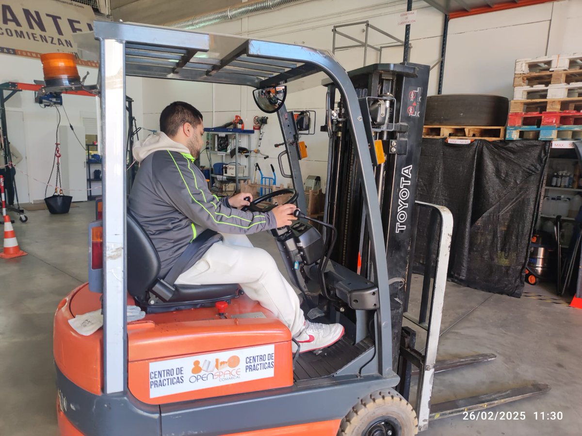 OSComarcal's tweet image. ¿Quieres sacarte el carnet de manejo de carretilla? 🧐

Tenemos formaciones mensuales para que puedas lograrlo 👏

Para más información mantente atento a nuestras redes, en breve lanzamos más fechas 🔜

#openspacecomarcal #formaciónprofesional #carretillaselevadoras