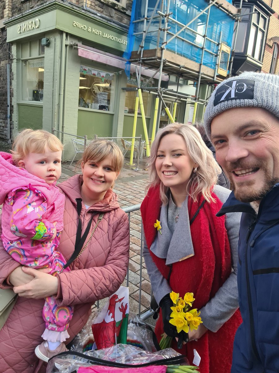 GlynWise's tweet photo. Got to Pontypridd nice and early to greet the future King! Prince William &amp; Kate was so lovely as expected! Massive turnout to see them! https://t.co/DFSKyzabbd