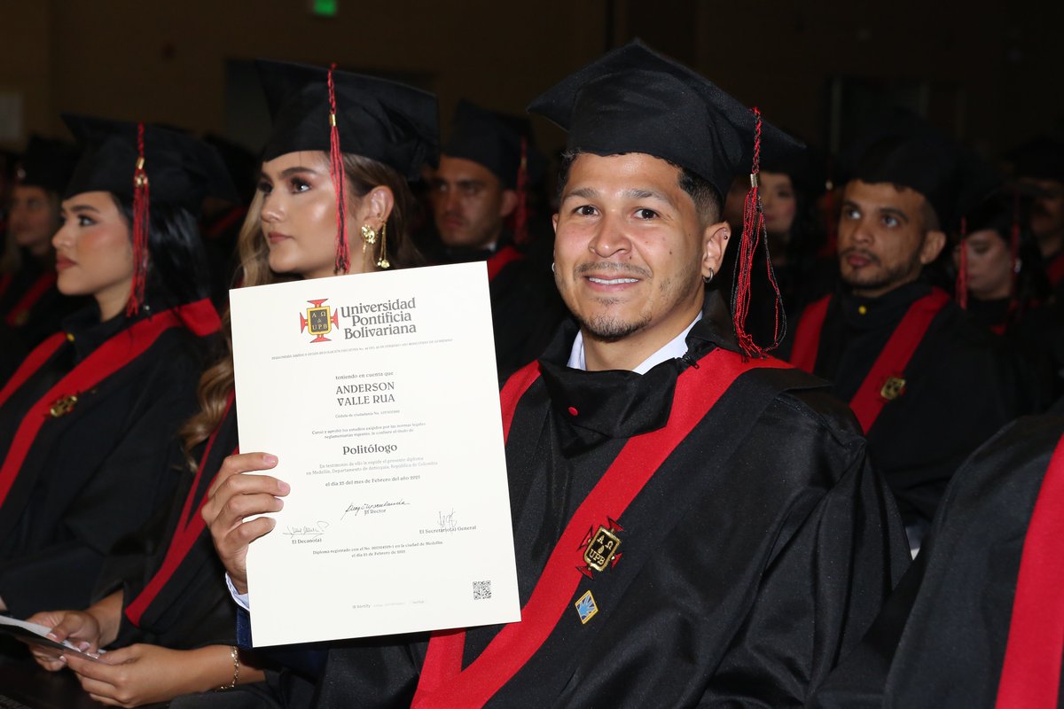 upbcolombia's tweet photo. 🎓Anderson Valle Rúa se graduó como politólogo de la UPB, convirtiéndose en el primer politólogo sordoseñante de Latinoamérica. 🌎Su historia es un ejemplo de determinación, esfuerzo y superación, recordándonos que la educación no tiene límites.🚀🎊 #OrgullosamenteUPB #SinLímites https://t.co/R3fyzRiiis