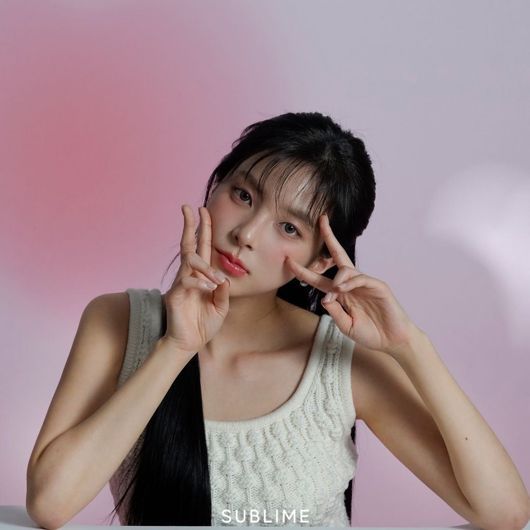 kdrama_menfess's tweet photo. •kdm• happy birthday Shin Suhyun!😻✨ 

kapan pertama kali kamu jatuh cinta sama si cantik inii??🥹🥰💖

https://t.co/NmzCaXR7k6