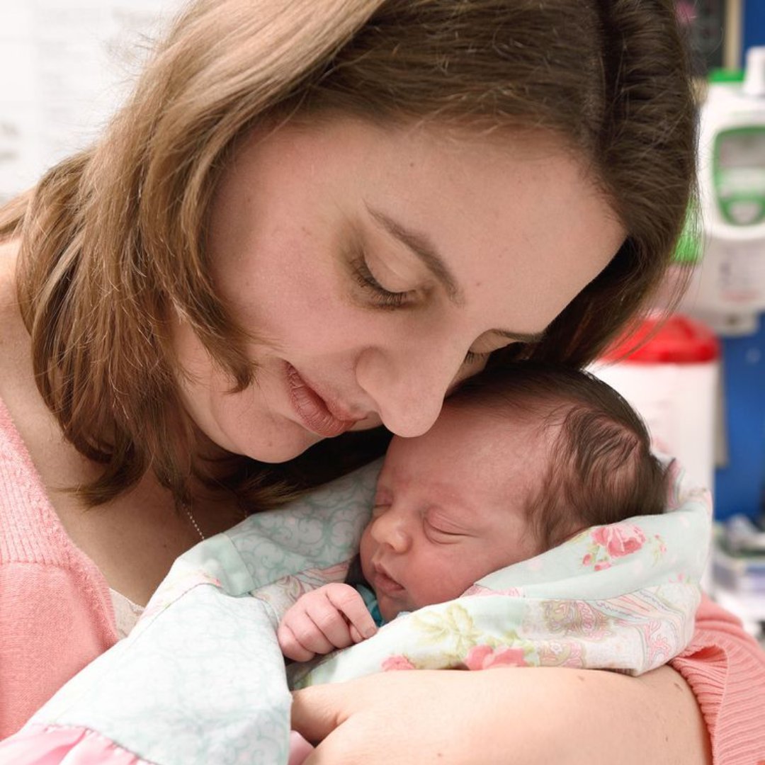 LMPositif's tweet image. 🇺🇸 C&apos;est le 1er bébé au monde à être né 2 fois ! À mi-grossesse, Lynlee, atteinte d&apos;une tumeur, a été extraite de l&apos;utérus pour une opération. Puis, elle a été replacée dans le ventre de sa mère avant de naître 12 semaines plus tard. ❤ (Hashem AlGhaili)

📸  Paul Vincent Kuntz