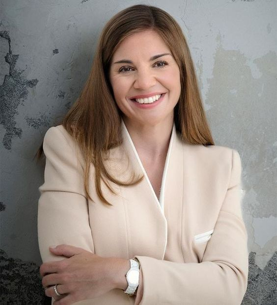 La mayoría de la gente está deprimida.

Así que estudié a la psiquiatra más famosa de España: la Doctora Marian Rojas Estapé.

¿Que encontré?

Guía de una psiquiatra que vivió una tragedia para alcanzar la felicidad abundante: