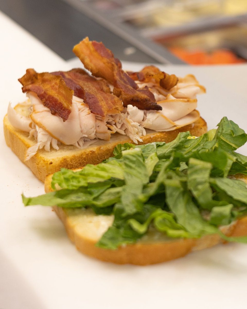 HomeRunMarkets's tweet image. More than a pit stop—we’re your go-to spot for fresh food, great fuel, and quality service. 🏪