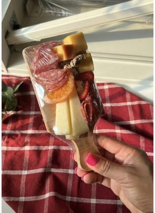 Para la cartera de la dama, la mochila del caballero por si se cruza un vinito en el camino.