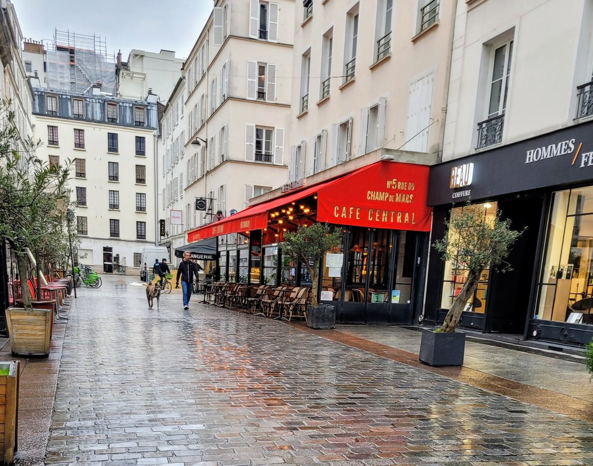 After the rain...a quiet cobblestone stroll in the 7th...#Paris #Travel #WednesdayMotivation #France #architecture #Wednesday #Parisjetaime 📸 Jean Richard 💖💞