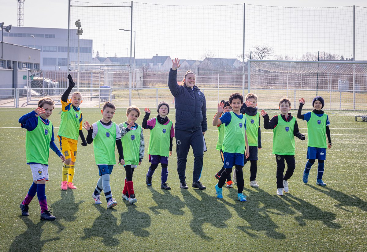 estac_officiel's tweet photo. 𝐋𝐞𝐬 𝐭𝐫𝐨𝐢𝐬 𝐜𝐚𝐬𝐪𝐮𝐞𝐭𝐭𝐞𝐬 𝐝𝐞 𝐒𝐨𝐥𝐞̀𝐧𝐞 𝐖𝐢𝐭𝐭𝐦𝐚𝐧𝐧 🧢⚽

Solène Wittmann, 23 ans, est joueuse à l’ESTAC mais également salariée au club, sur la partie événementielle et administrative, et aussi sportive en tant que responsable de l’école de foot féminine et éducatrice U15. Portrait 👉 https://t.co/7pwuKCuN4u

#TeamESTAC 🔵⚪