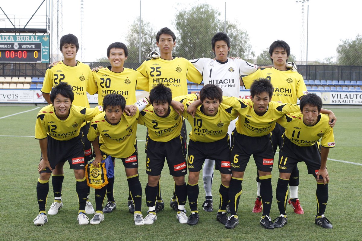 puerta0's tweet photo. 2008年、当時ビジャレアルが主催していた国際ユース大会に参加していた「あの時のあの子たち」と再会。世界トップクラブが集う大会でMVPに選ばれた８番の「あの子」。果敢に右サイドを駆け上がっていた２番の「あの子」。あれから17年、彼らは大人になり指導者として、それぞれU12とU15の監督として、アカデミー生の育成に携わっている。そんな彼らのクラブとご縁あり、これまた17年経ったいま、今日から来週にかけてディベロップメントのプログラムを提供させて頂いている。Ｊクラブのアカデミーの成長支援に、こうして関わることができて幸せ🥰