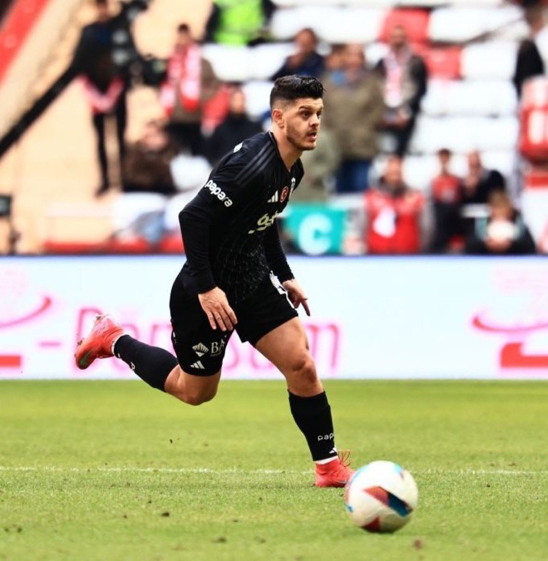 Solskjaer döneminde tüm kulvarlarda 548 dakika süre alan Milot Rashica, bu süre zarfında 3 gol, 4 asistlik katkı sağladı. #BesiktasName