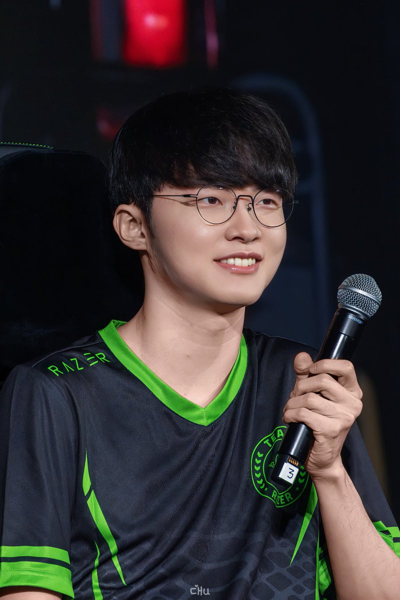 d3tchu's tweet photo. RAZER x FAKER 10-year Anniverary

It's not every day that you see goat's teeth 🐈‍⬛

#Faker #Razer https://t.co/y2KSMLYqwa