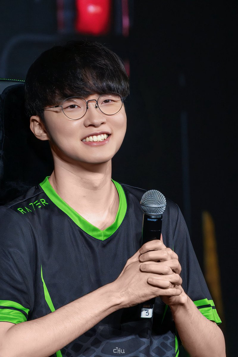 d3tchu's tweet photo. RAZER x FAKER 10-year Anniverary

It's not every day that you see goat's teeth 🐈‍⬛

#Faker #Razer https://t.co/y2KSMLYqwa