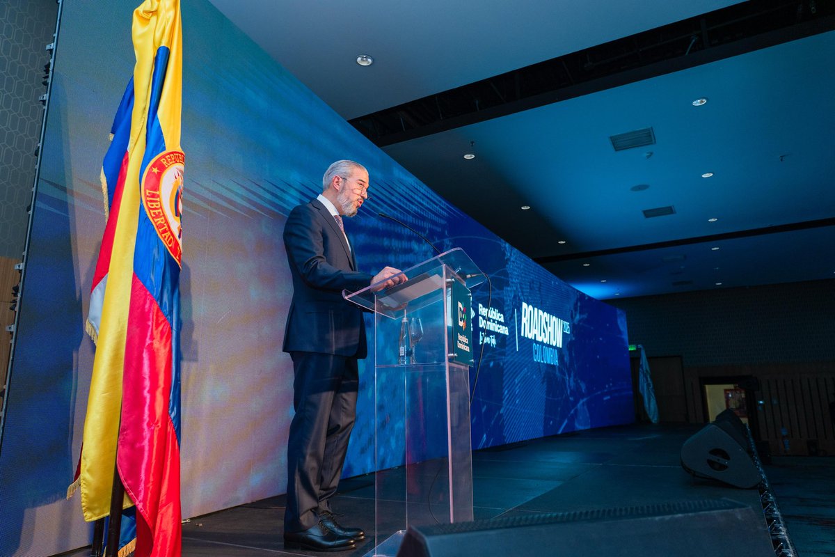 ¡A los Colombianos🇨🇴 también les encanta la República Dominicana 🤩🇩🇴! 🔸🫂En un encuentro previo a la apertura de la Feria de Turismo #VitrinaANATO2025, nuestro ministro <a href="/DavidColladoM/">David Collado</a> junto al equipo que lo acompaña, presentó la noche de ayer en Bogotá, el #RoadShow77.