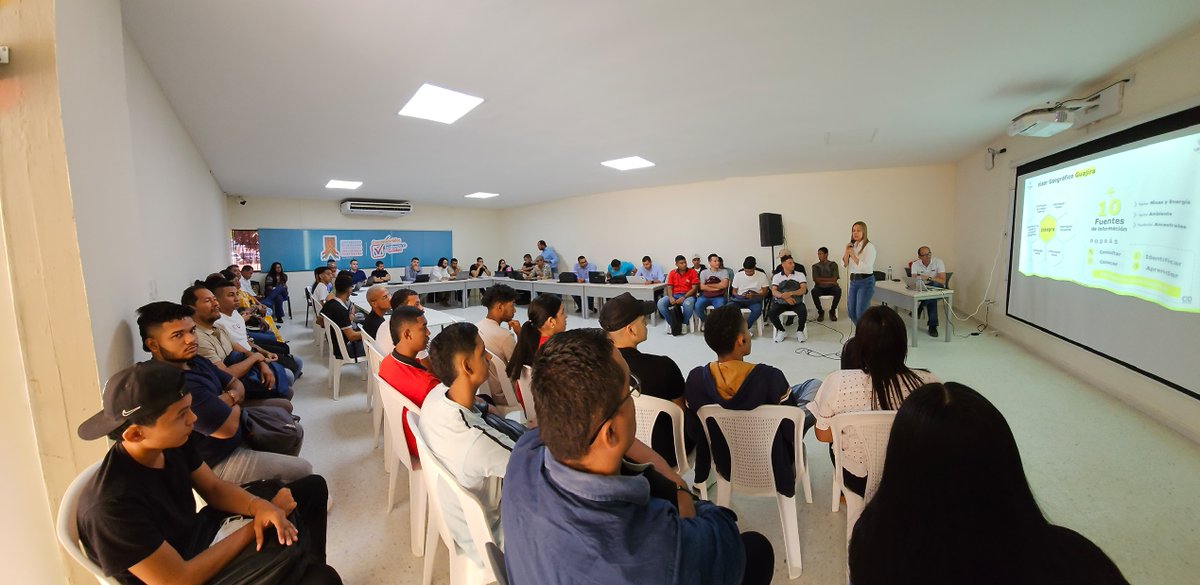 UPMEOficial's tweet photo. #DeLaUPMEAlTerritorio | Nuestro equipo participó en tres espacios clave para impulsar la #TransiciónEnergéticaJusta. 

✅ Visitamos el predio de San Luis en Fonseca, donde se construirá una planta fotovoltaica con capacidad de 1 MWp y almacenamiento de 6.2 MWh para la Comunidad Energética de Paz Sol del Perijá. Este proyecto beneficiará a 200 viviendas de firmantes de paz. Además, lanzamos el Diplomado de #TransiciónEnergéticaJusta para la Paz, un esfuerzo conjunto con @MinEnergiaCo, @Gecelca, @UniLaGuajira, @UTPereira y el @senaguajira_.

✅ Socializamos el Geovisor de la UPME, una herramienta innovadora que cruza información energética, social y ambiental del departamento de La Guajira. Este taller, realizado con el apoyo de @UniLaGuajira y el @SEIresearch, contó con la participación de la ciudadanía, comunidades Wayuu y la academia. 

✅ Nos reunimos con el decano de ingeniería de @UniLaGuajira para definir elementos académicos y logísticos del Diplomado de #TransiciónEnergéticaJusta para la Paz. Además, en un esfuerzo conjunto con el @senaguajira_, ofreceremos un curso teórico práctico a los firmantes de paz estudiantes del diplomado en instalación y mantenimiento de sistemas fotovoltaicos con almacenamiento de energía.