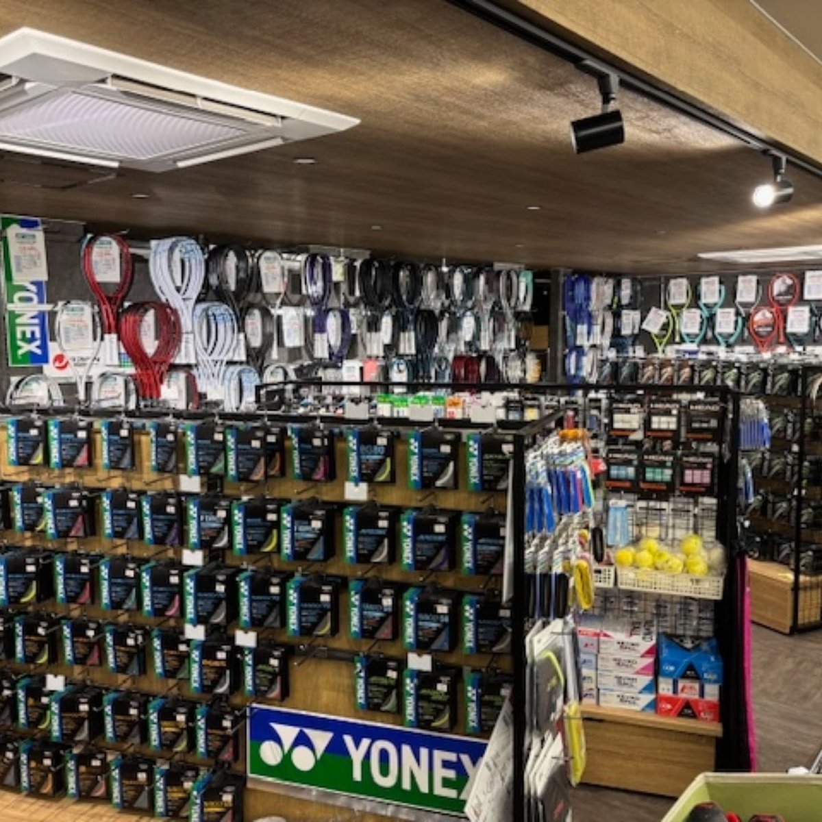 TENNIBAD_TOP's tweet photo. TOPが3月1日(土)新店舗にてオープンします🏠️🎾🏸

オープンからの3日間（3月1、2、3日）は「オープン記念セール」を開催🎉

【セール期間中、すべてのお買い上げ総額に対しさらに10％値引きを実施します】※セール品も対象

ガチャガチャ他お楽しみも満載です🙌

皆様のご来店をお待ちしています！ https://t.co/XRRkaDCWXC