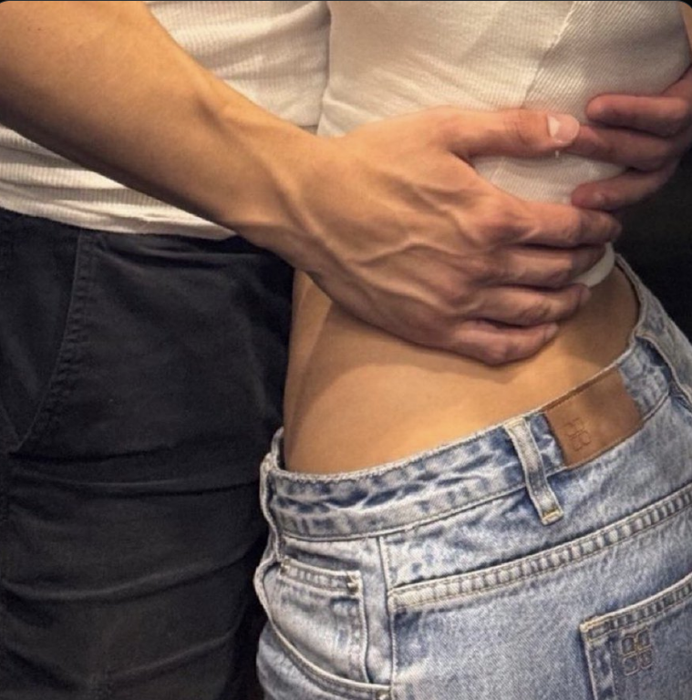 emilymemez's tweet photo. need to be held like this https://t.co/pE73FBUGhl