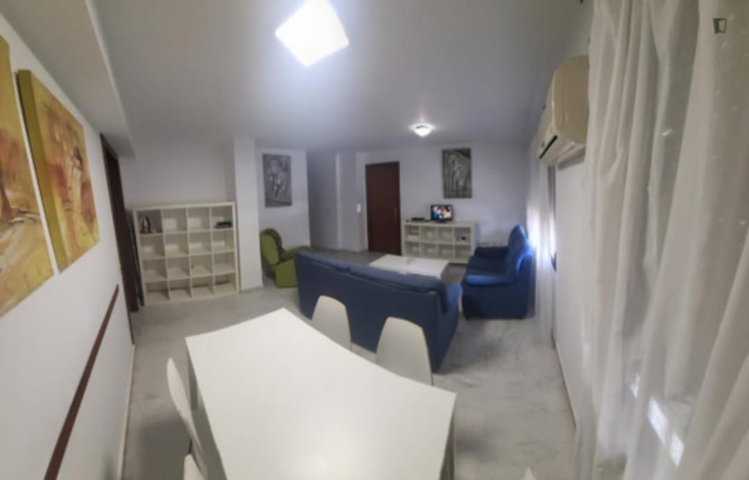 Jonsitomf's tweet photo. Si os ofrece este piso un tal Juan Antonio Castillo López, es de Sevilla o alrededores. Publica ese anuncio de ese piso, pide una fianza y luego suelta una mentira y bloquea previamente de negarse a devolver el dinero. Pone además ese anuncio el mismo en diferentes comunidades. https://t.co/5UH97aaJWV