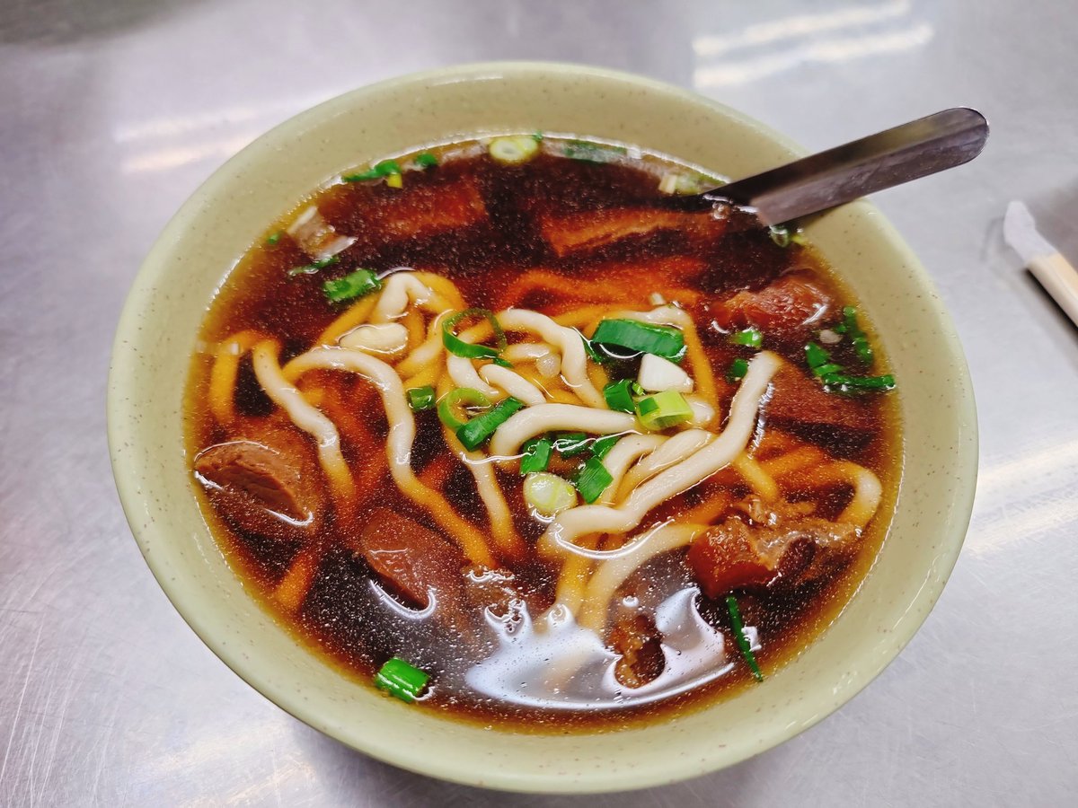 대만가서 우육면 2번이나 먹었는데 지금도 계속 생각나네

왼쪽 건굉우육면
오른쪽 푸홍우육면