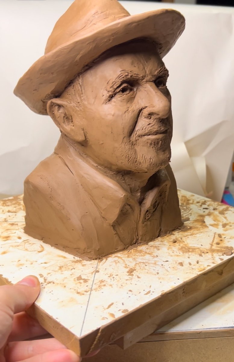 Ana9Lisa's tweet image. Me gusta mucho modelar personas porque todas tienen una historia, te dan un par de fotos y tienes que sacarlas en 3 dimensiones reflejando su esencia. De alguna manera conocerlas y que vivan en el arte. ❤️