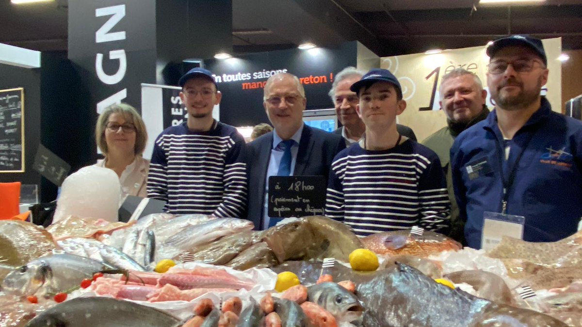 LorientAgglo's tweet photo. 👨🌾 @FabriceLoher & une délégation de Lorient Agglo
🐟 Ont salué les acteurs agricole & halieutique locaux au Salon de l'Agriculture
🐄 Et félicité la Ferme de Kerdestan d’#InzinzacLochrist
🐕 Et l'élevage canin Jedi's Park de #Plouay
🥈 Pour leur prix au concours général agricole https://t.co/YyLx3bOm4E