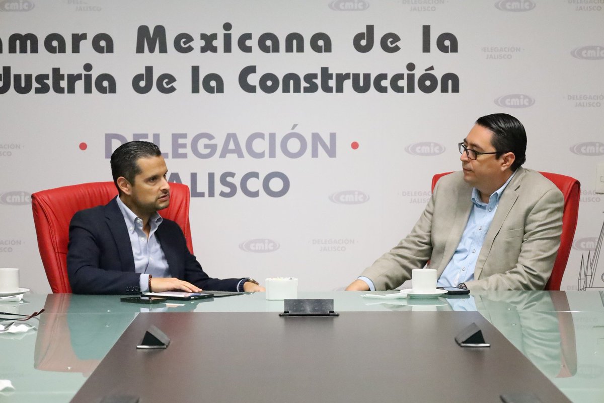 PRODEURJal's tweet photo. Visita en CMIC con miembros del Comité Directivo. Llegamos a importantes acuerdos para lograr objetivos en conjunto que lleven a un mejor proyecto del desarrollo urbano en el estado. https://t.co/g5r3uv8dXD