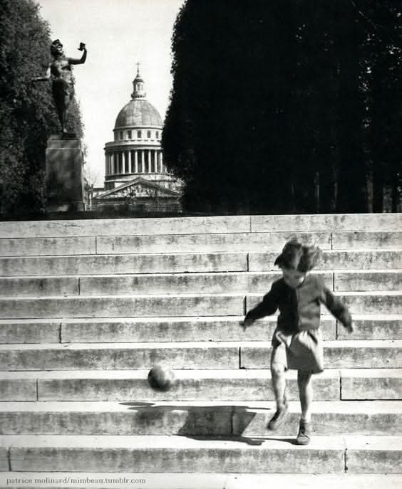 📷 Patrice Molinard. 
Fillette au jardin du Luxembourg et Panthéon 
Années 1950. Paris