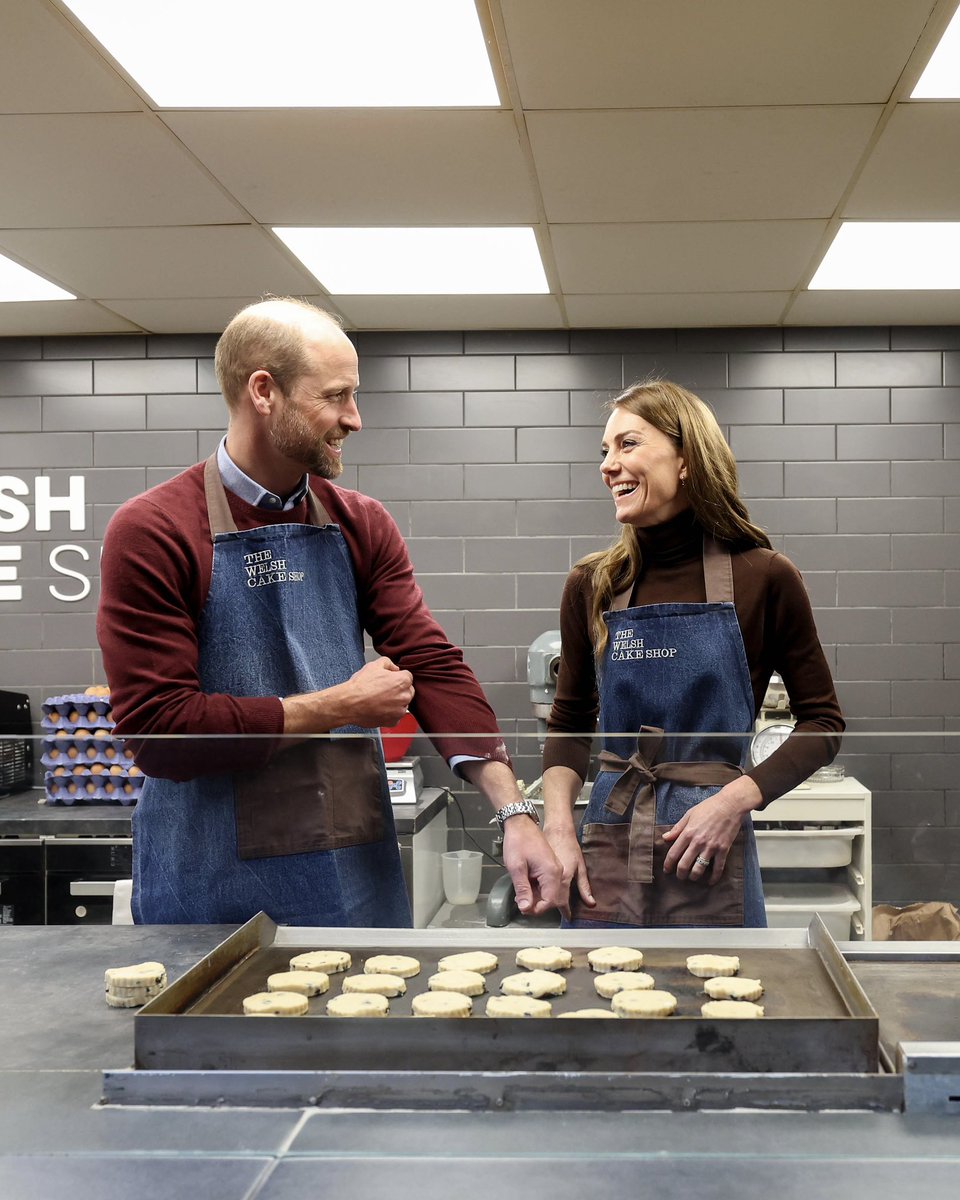 KensingtonRoyal's tweet image. Anyone for Welsh Cakes? A pleasure to be back in Wales, in the lead up to St David’s Day this weekend! Thank you to lovely people of Pontypridd for the warm welcome 🏴󠁧󠁢󠁷󠁬󠁳󠁿🌼