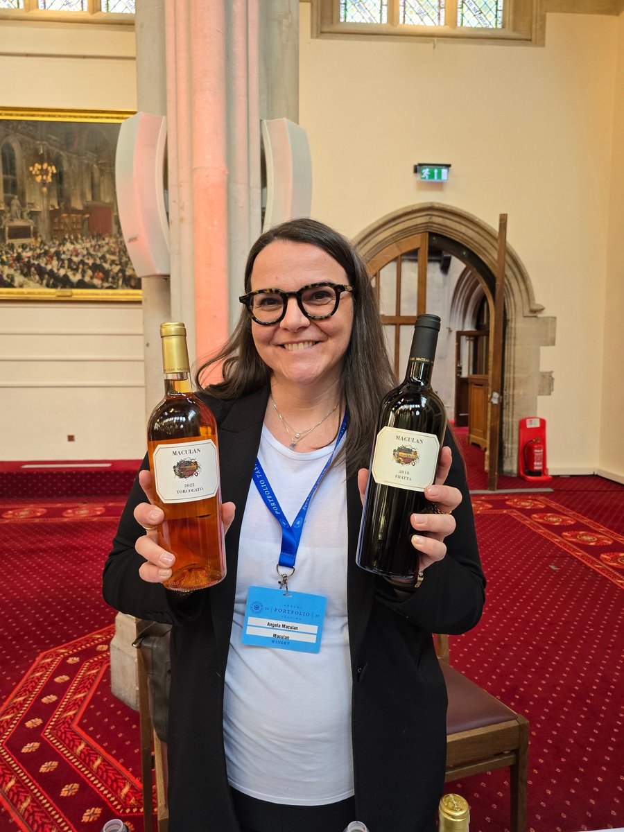 🇮🇹 Lovely to meet Angela Maculan of Maculan Winery at  Berkmann's excellent tasting. Good to try Pino &amp; Toi, a blend of white grapes from the volcanic Breganze hills. Floral/fruity/zesty w lingering mineral+citrus notes.

See my report on Maculan at bit.ly/40qkciH

#wine