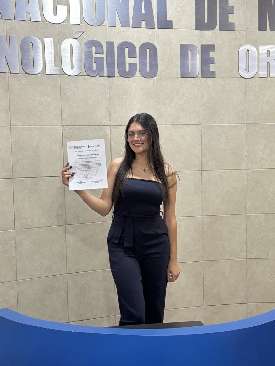 sofiavivarp's tweet image. ayer me titulé y así muy padre