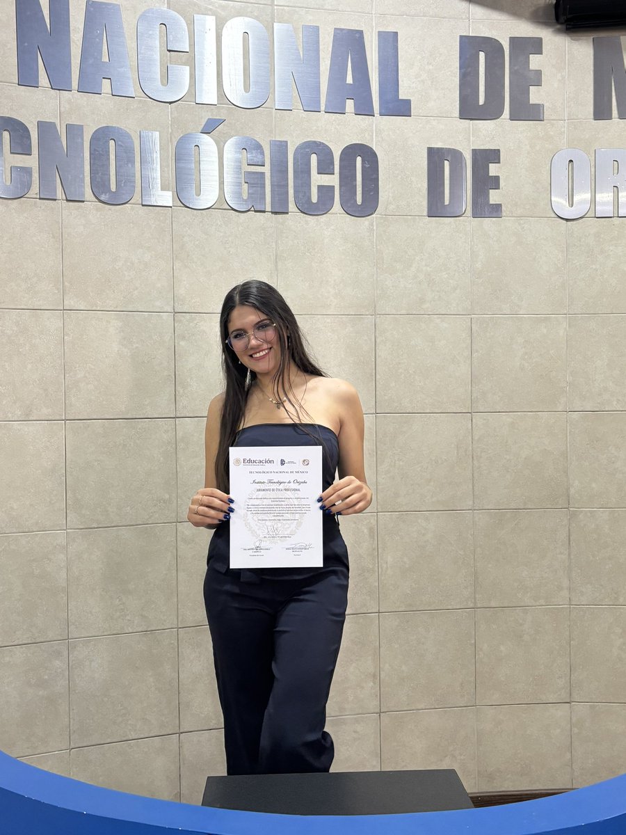 sofiavivarp's tweet image. ayer me titulé y así muy padre