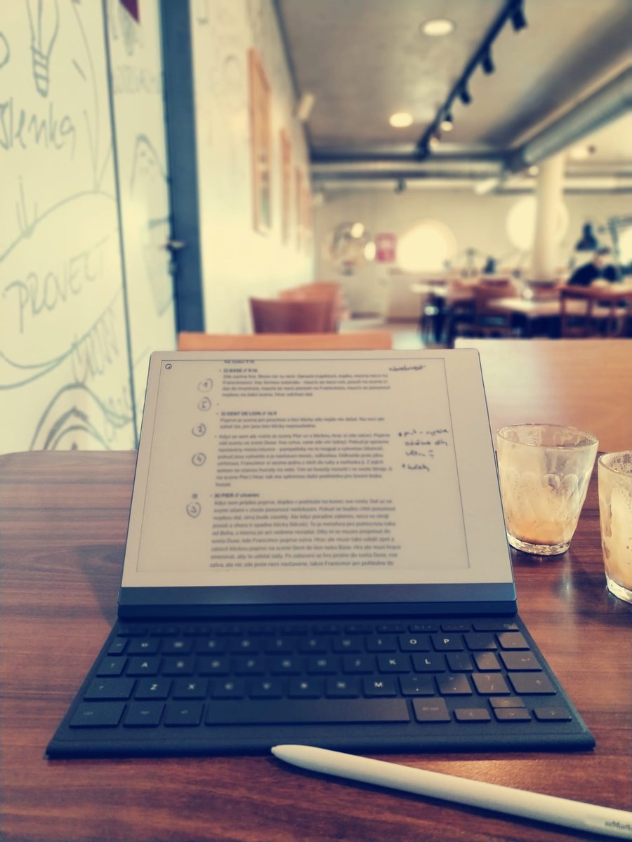 Píšeme scénář! '(:::) Hromada skic, poznámek, fotografií, nastudovaných materiálů a dokonce jeden koupený a rozebraný psací stroj. Čas zasednout za klávesnici a vytvořit z toho všeho kompletní scénář naší první počítačové hry Cabaretion! Miluju svou práci! #remarkable #cabaretion