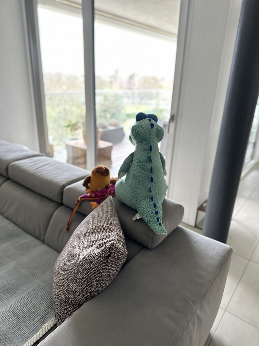 Lacht mich ruhig aus. Diese vier Tiere saßen in meinem Büro. Sie blickten von der kleinen Couch in Richtung der Wand.

Irgendwann störte mich das. Warum sollten Sie die ganze Zeit die Wand anstarren.

Also brachte ich sie ins Wohnzimmer und setzte sie so, dass sie ins Grüne