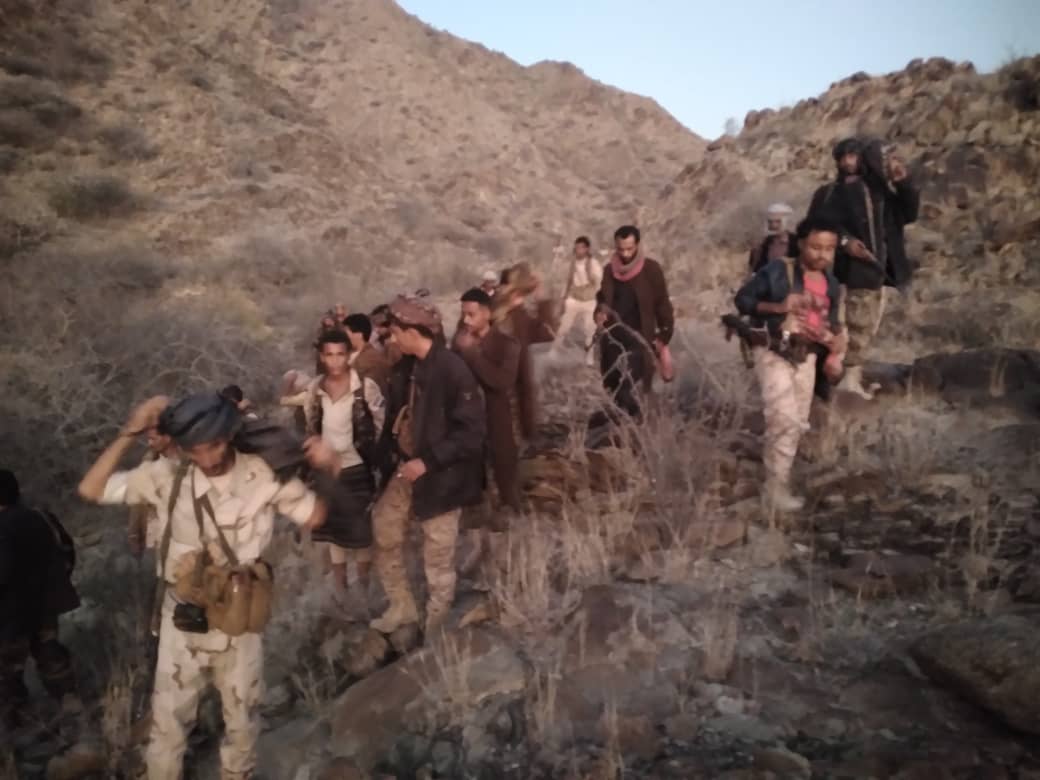 نفّذت وحدات قواتنا المسلحة الجنوبية، ممثلة بألوية الدعم والإسناد، عملية انتشار واسعة وتعقّب في عدد من الاودية والسلاسل جبلية بمديرية مودية، محافظة أبين، وذلك لملاحقة فلول العناصر الإرهابية.

وأسفرت العملية، التي انطلقت من ثلاثة محاور، عن مصرع عدد من العناصر الإرهابية وإصابة