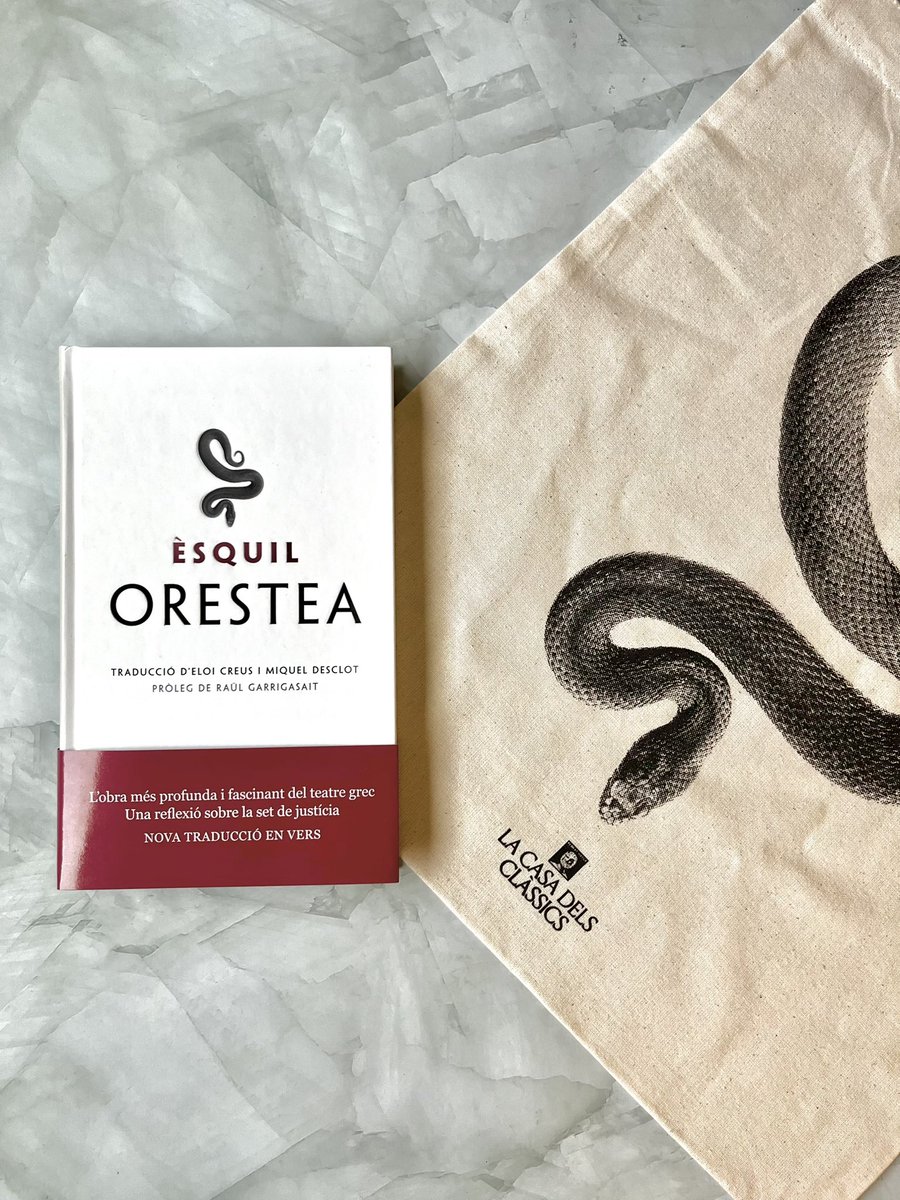 La Casa dels Clàssics (@casaclassics) on Twitter photo L’11 de març arriba a llibreries el nou títol de la Bernat Metge Universal: l’«Orestea» d’Èsquil, en una nova traducció en vers d’Eloi Creus i Miquel Desclot i amb pròleg de Raül Garrigasait. Si la reserveu a partir d’avui, us endueu una totebag de regal.
En voleu saber més? ⬇️ L’11 de març arriba a llibreries el nou títol de la Bernat Metge Universal: l’«Orestea» d’Èsquil, en una nova traducció en vers d’Eloi Creus i Miquel Desclot i amb pròleg de Raül Garrigasait. Si la reserveu a partir d’avui, us endueu una totebag de regal.
En voleu saber més? ⬇️