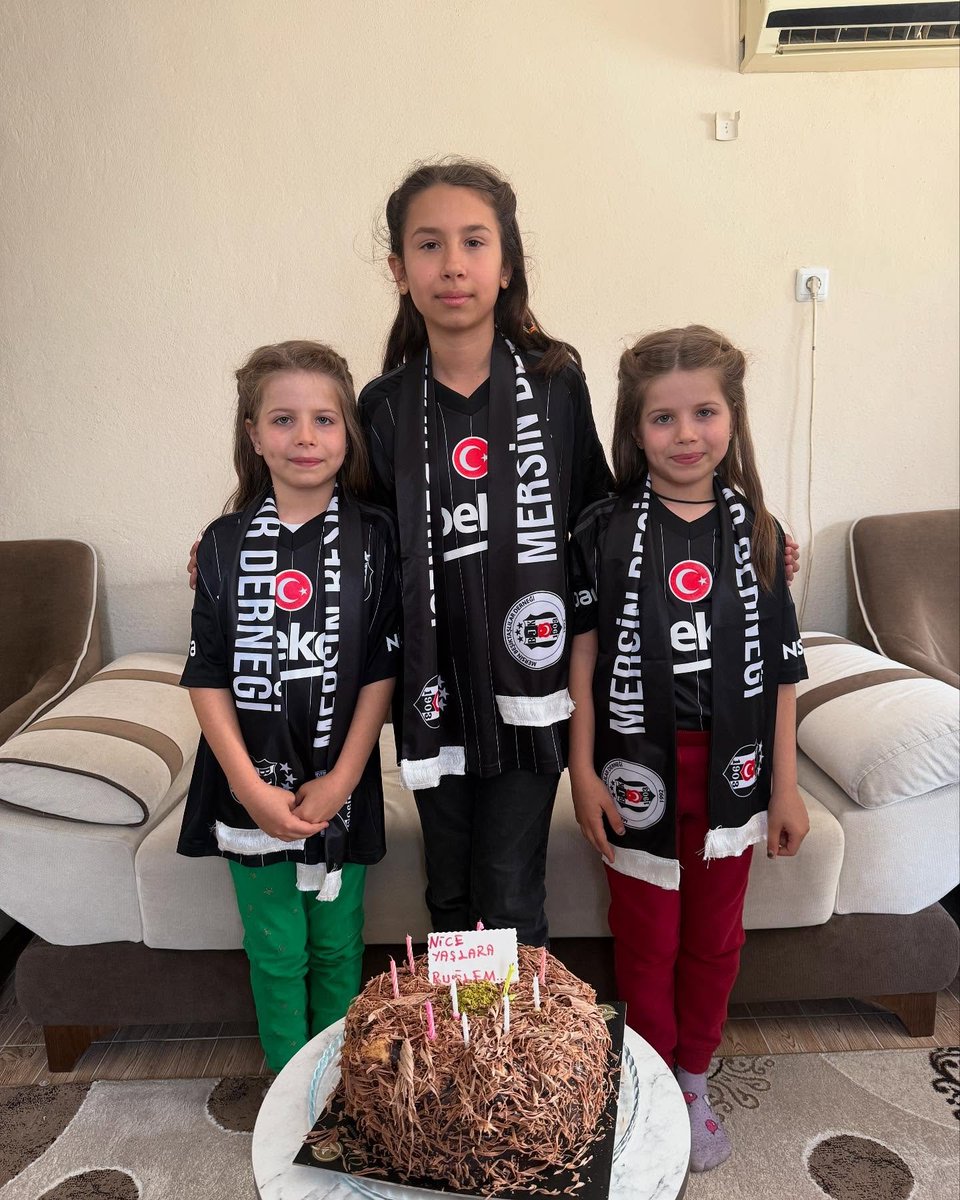 Haber's tweet photo. Beşiktaşlı bir baba, kızlarına kısaltması "BJK" olan isimler koydu.

▪️ Buğlem Jade Köse
▪️ Bilge Jülide Köse
▪️ Betül Jale Köse https://t.co/7LGkMgQg1q
