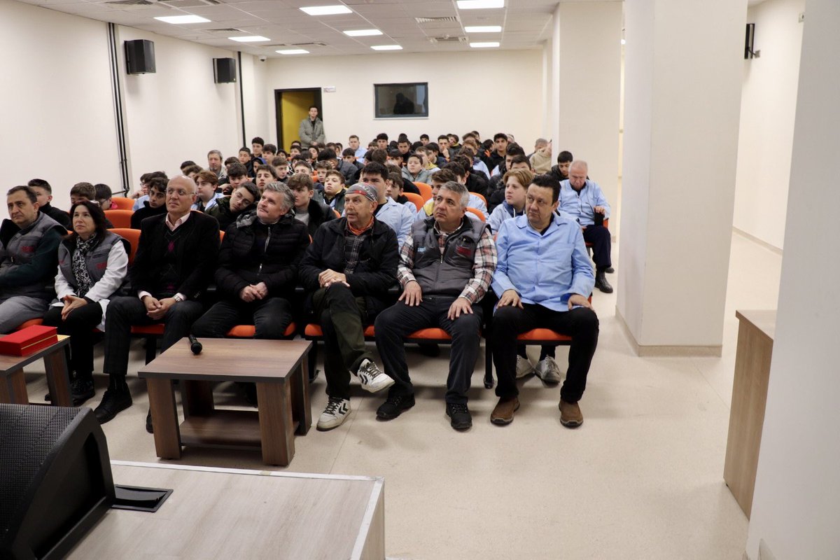 Bugün “Nesiller Buluşuyor” Projemiz kapsamında EAE Elektrik Bursa Bölge Müdürü ve Elektrikticaret.com Portalının Platform Müdürü mezunumuz sayın Osman DEMİR, Elektrik-Elektronik Teknolojisi Alanı öğretmen ve öğrencilerimizle buluştu.