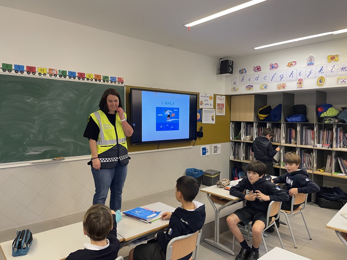 👮‍♂️ ¡Aprendiendo a movernos con seguridad con la Policía Local! 🚲🚶‍♂️

Los alumnos de 3º y 5º de EP aprendieron la importancia de respetar las normas de tráfico y moverse con seguridad como peatones y ciclistas.

¡Gracias <a href="/Irun_informa/">Irun_informa</a> por esta iniciativa!  

#SeguridadVial #Erain