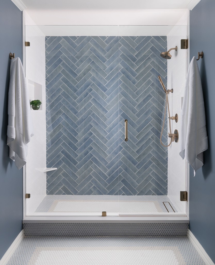 nainteriors's tweet image. Tile Tip: Add interest to basic bathrooms by pairing bold-colored tiles with intricate pattern inlays to create a unique focal wall 💠

One of our favorite patterns to incorporate is the classic herringbone!

#tiletip #interiordesigntip