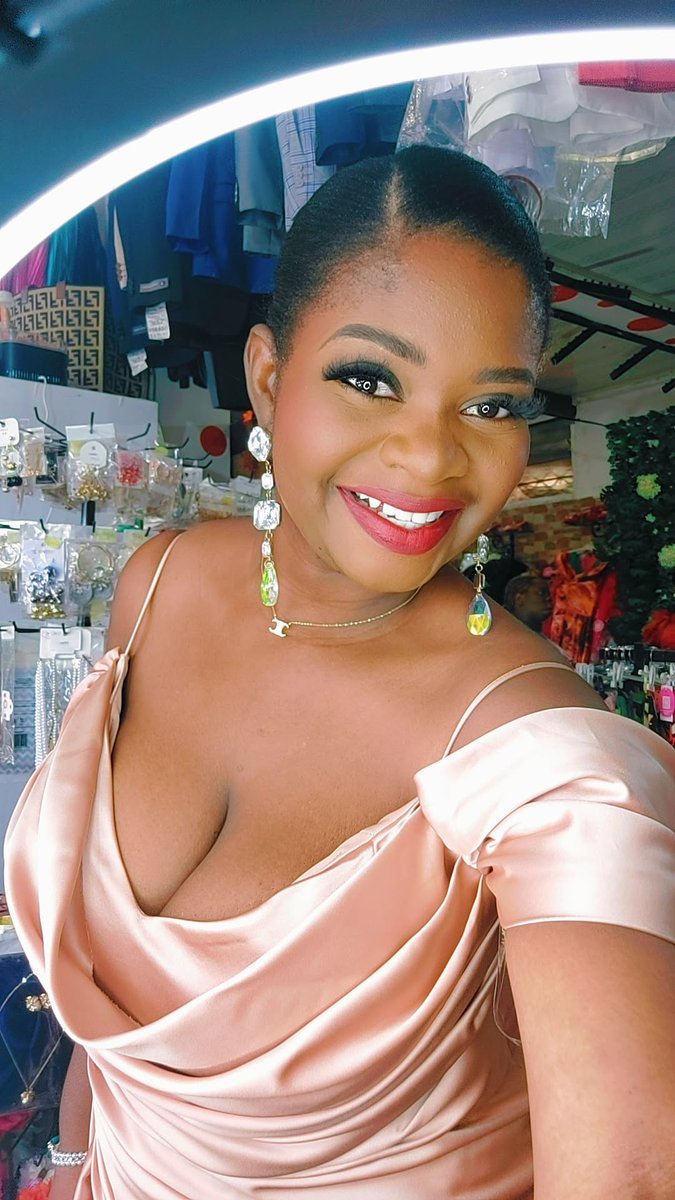 L'avantage quand tu collabores avec un prêt à porter c'est que les shooting days tu essayes de belles tenues , de beaux bijoux et le must tu as de nouvelles photos pour tes contenus perso 😊