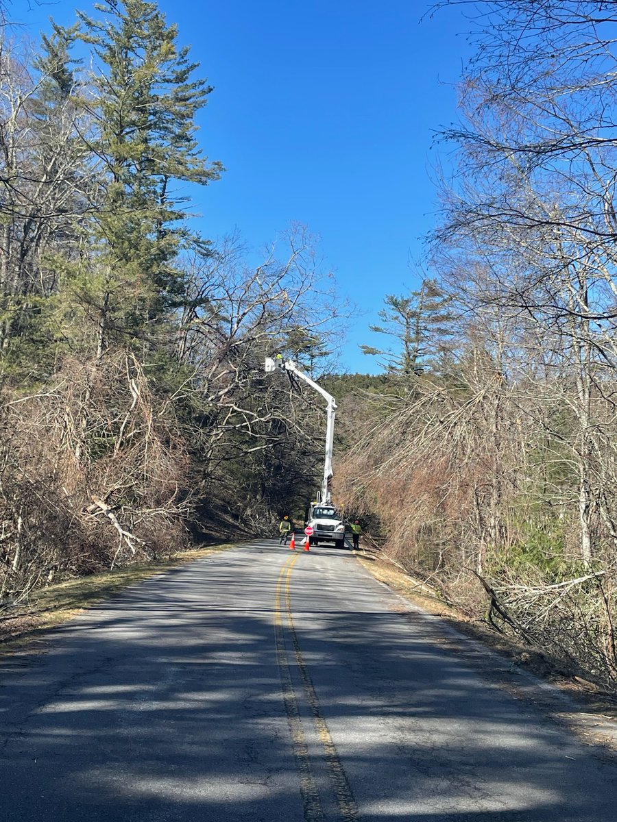 BlueRidgeNPS's tweet image. Park staff are working hard to clear fallen, hung and hazardous trees on and near the roadway. Recent winter weather events in Virginia and North Carolina have brought down a large volume of trees, comparable to damage from Helene. Thank you for your patience.