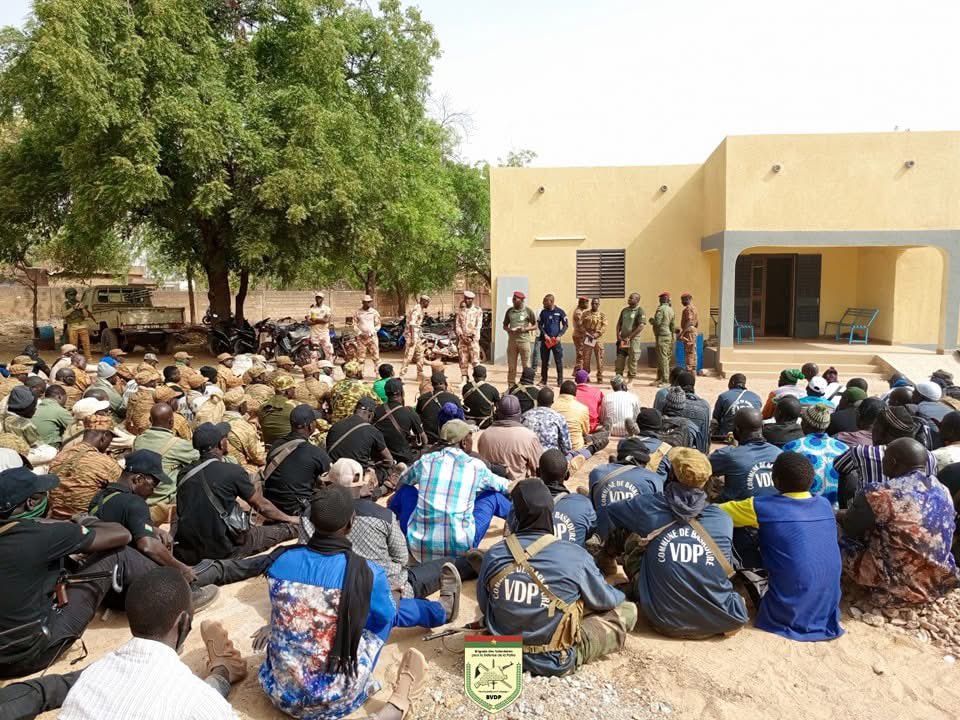 suglimanie's tweet photo. Le Colonel Thomas Savadogo, commandant de la #BVDP a rencontré le mardi 25 février 2025, des #VDP des communes de Koupela,Dialgaye, Tensobtenga,Kando, Yargo, Pouytenga, Andemtenga,Yalgaye et Baskouré pour les féliciter et les encourager. #Burkina_Faso #Effort_de_Paix https://t.co/LT3Jbxxn6K