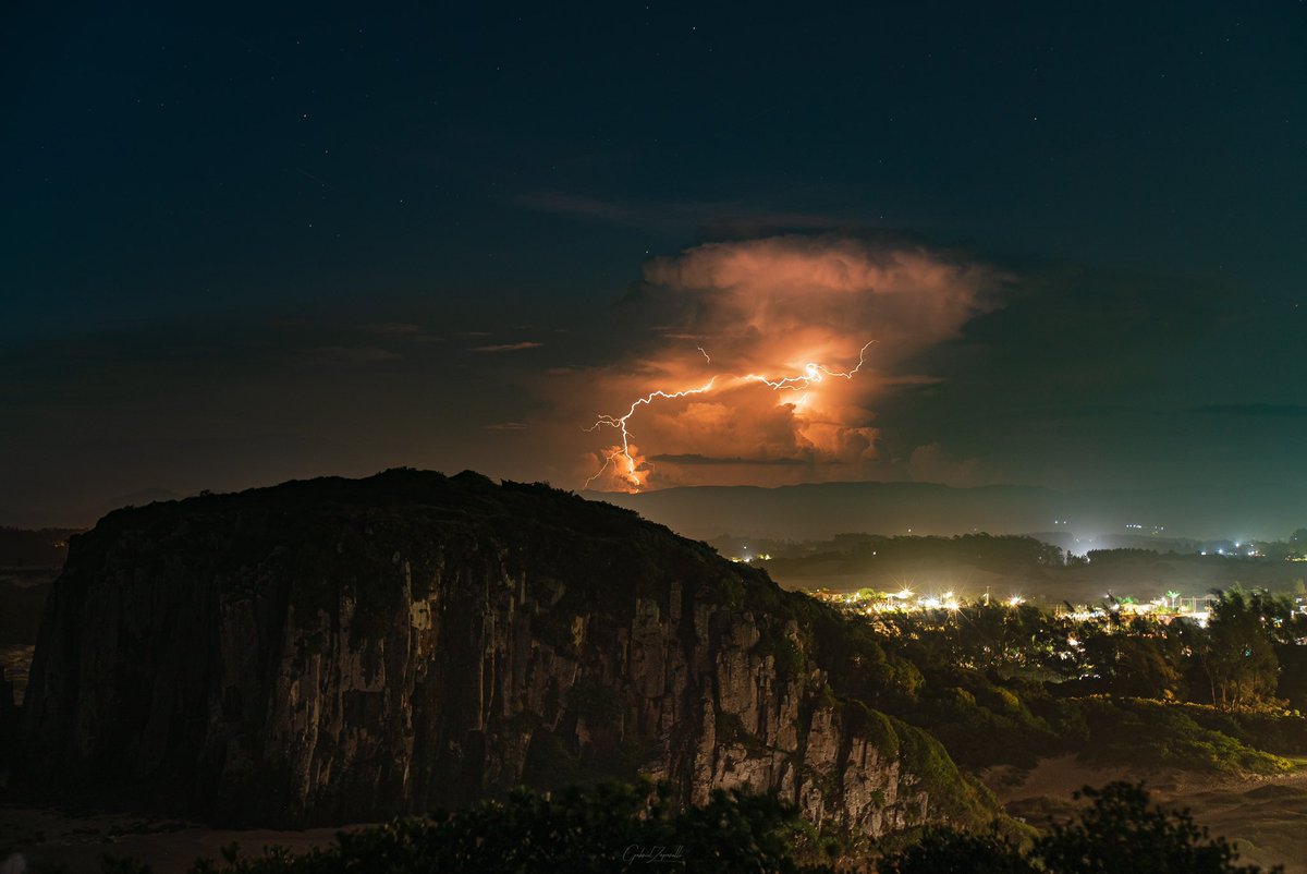 gabriel_zapa's tweet image. Tempestade isolada na serra gaúcha e sprite vermelho no sul do RS, tudo na noite de ontem (25 de Fevereiro de 2025)!

#stormchasing #riograndedosul #metsul