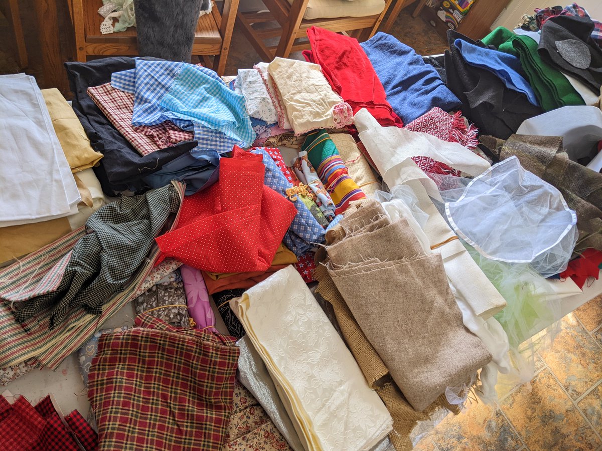 Norris_Library's tweet image. It&apos;s a beautiful day to stop by the craft swap! We&apos;ve already got tons of fabric, yarn, sewing notions, beads, paint, and more just ITCHING to go home with you! You can bring in your stuff to trade, or just come to peruse and grab something new: today until 5:30pm. All FREE, too!