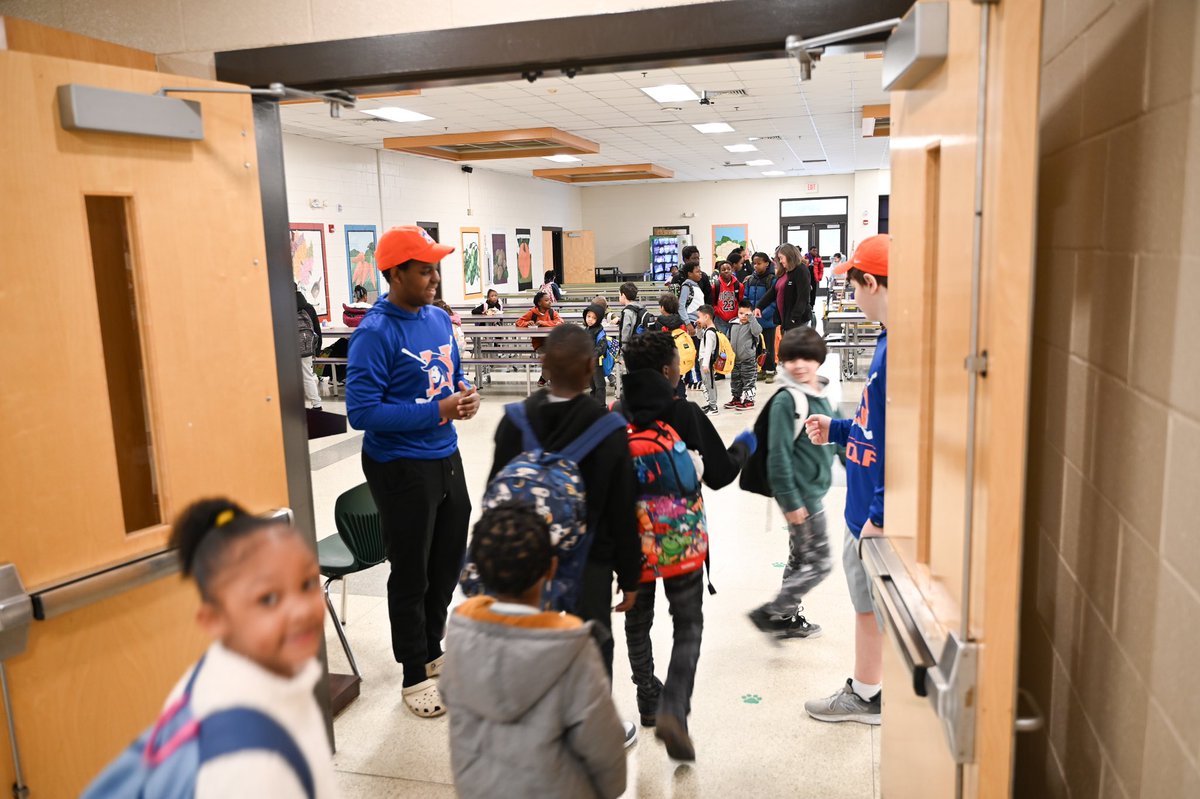 RNEGolf's tweet image. We want to thank @WindsorElem for allowing us the opportunity to serve and greet your wonderful students this morning. It was an honor and a privilege! #studentathlete #morethancompetition #communityservice #mentoring #rnegolf #rneathletics