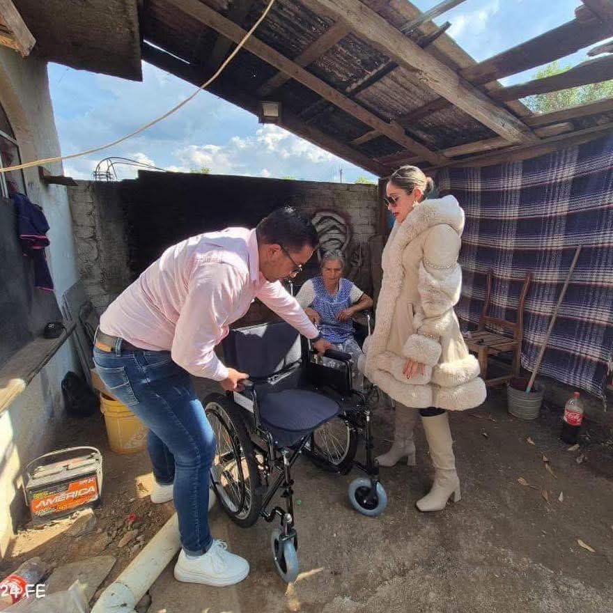 JonathanStark27's tweet image. La duquesa de Pátzcuaro, Andrea Rodríguez, presidente del DIF de dicha entidad, de botitas, de lentes oscuros y abrigo de piel demostrando su empatía con los pobres de su municipio.
Una foto, pero de lejitos para que el pueblo vea que si trabajamos
No eran iguales, eran peores…